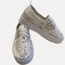 Load image into Gallery viewer, Tulip Wht/snake skin shoe